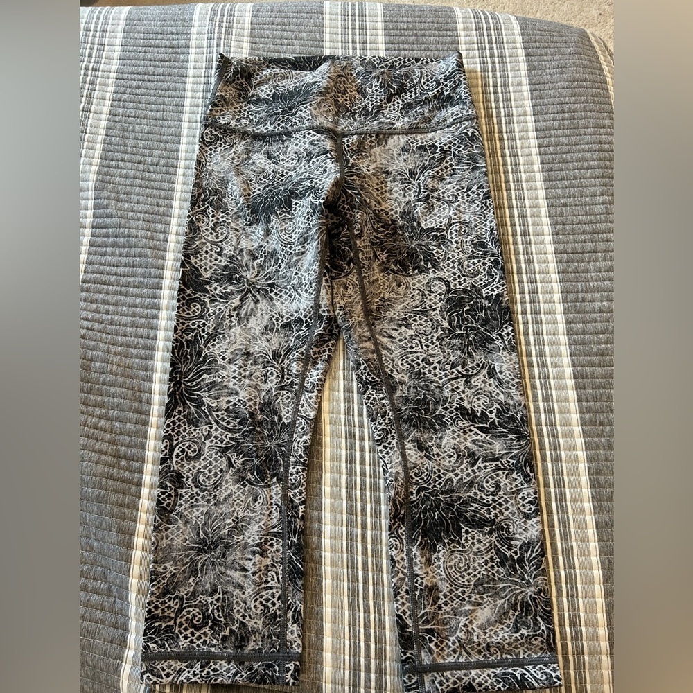 Lululemon Athletica Black and Gray Patterned Capris